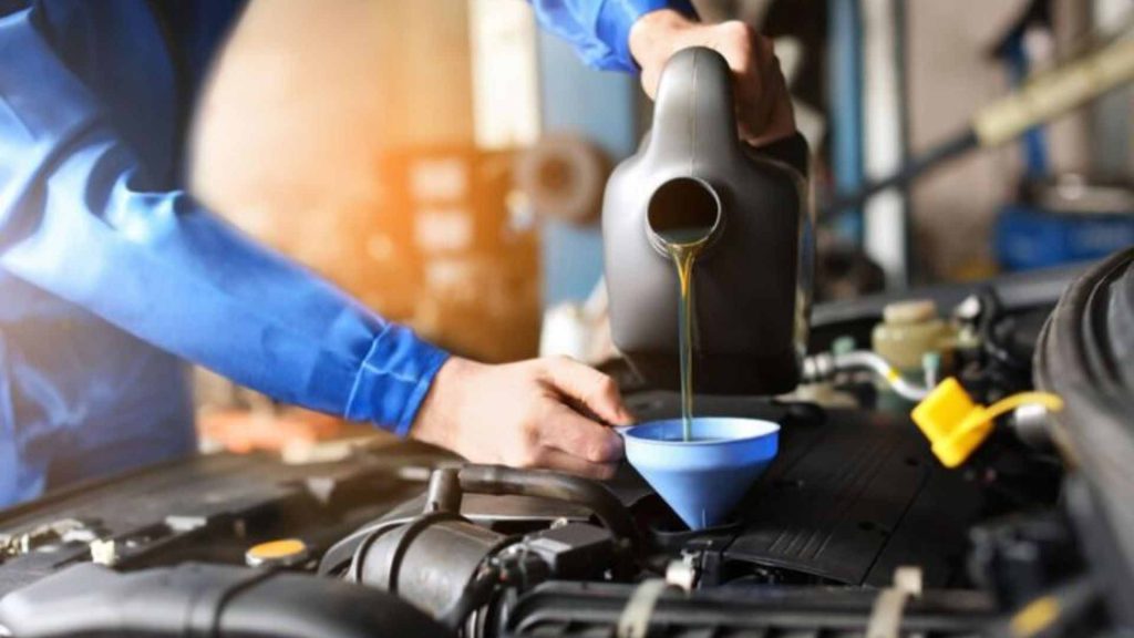 Dampak Telat Ganti Oli Mobil Matic dan Manual - Cover Mobilmu By Gicut Smarket